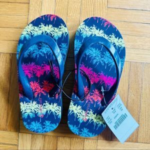 NWT Crewcuts kid’s palm print flip flops